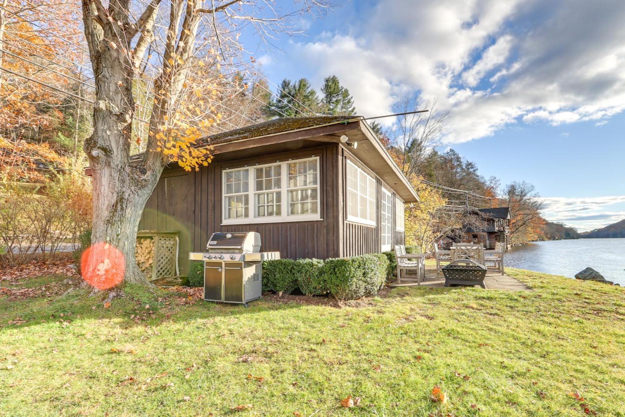 Grand Lakefront Home In Warren With Expansive Patio! Exterior photo